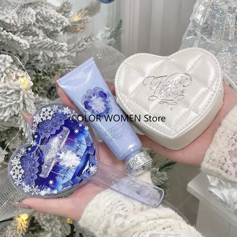 Flower Knows 2025 ערכת קרם ידיים עם מראה כף יד בצורת לב בצורת לב.