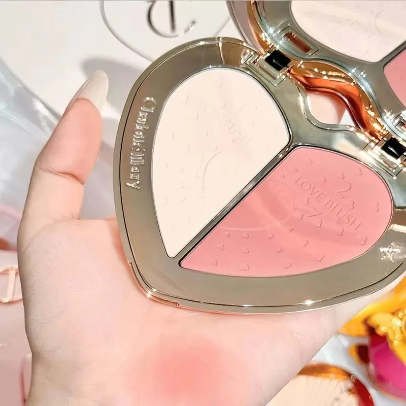 סט תוחם שפתיים של שרלוט טילברי עם בסיס סומק משיי שמן אתרי, איפור חלק וקל משקל טבעי ומטושטש