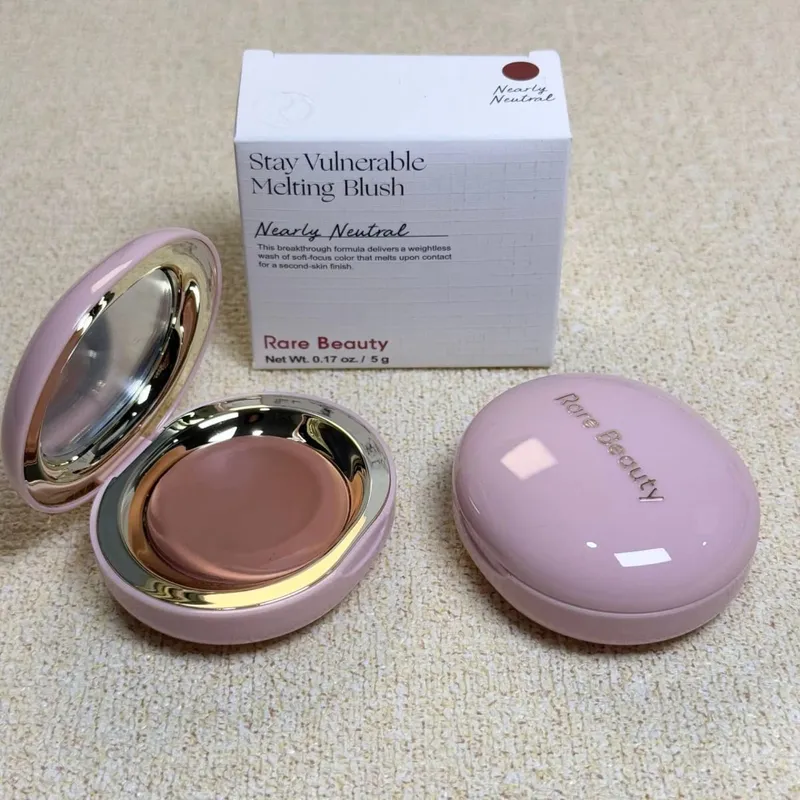 Rare Beauty Liquid Blush Natural Glow αναμειγνύεται εύκολα ενώ το Velvet Blush Stick αδιάβροχο, ανθεκτικό στον ιδρώτα, ελαφρύ μακρύ μακιγιάζ