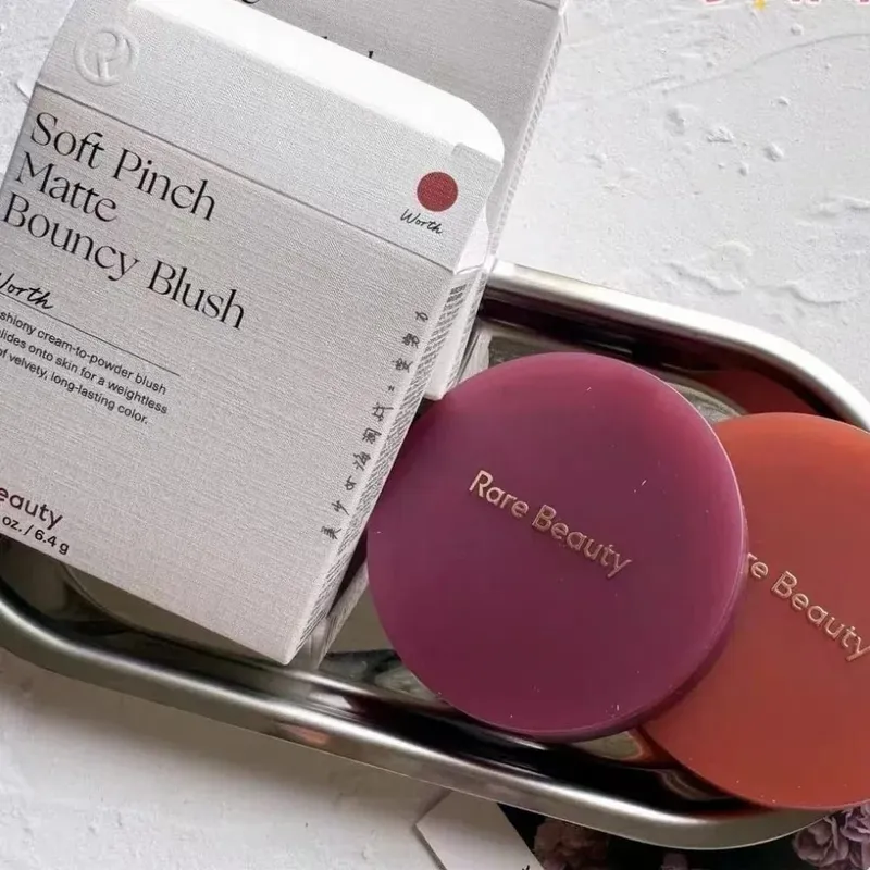 Rare Beauty Liquid Blush Natural Glow αναμειγνύεται εύκολα ενώ το Velvet Blush Stick αδιάβροχο, ανθεκτικό στον ιδρώτα, ελαφρύ μακρύ μακιγιάζ