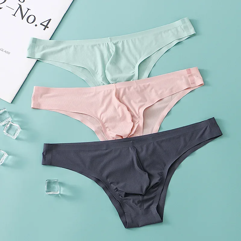 Intimo da uomo a triangolo piccolo a mezza anca a vita bassa sexy da uomo giovane slip senza cuciture in seta di ghiaccio mutandine estive leggere e traspiranti