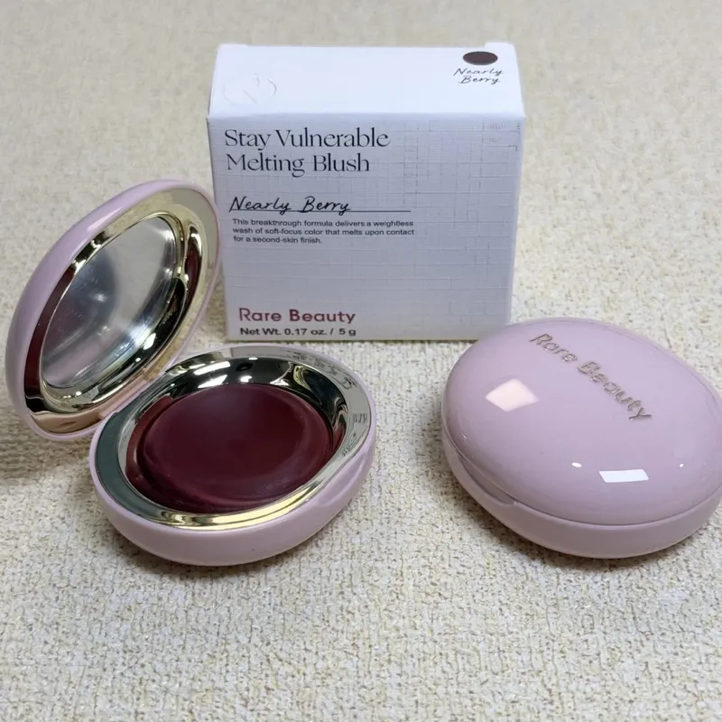 Rare Beauty Liquid Blush Natural Glow αναμειγνύεται εύκολα ενώ το Velvet Blush Stick αδιάβροχο, ανθεκτικό στον ιδρώτα, ελαφρύ μακρύ μακιγιάζ