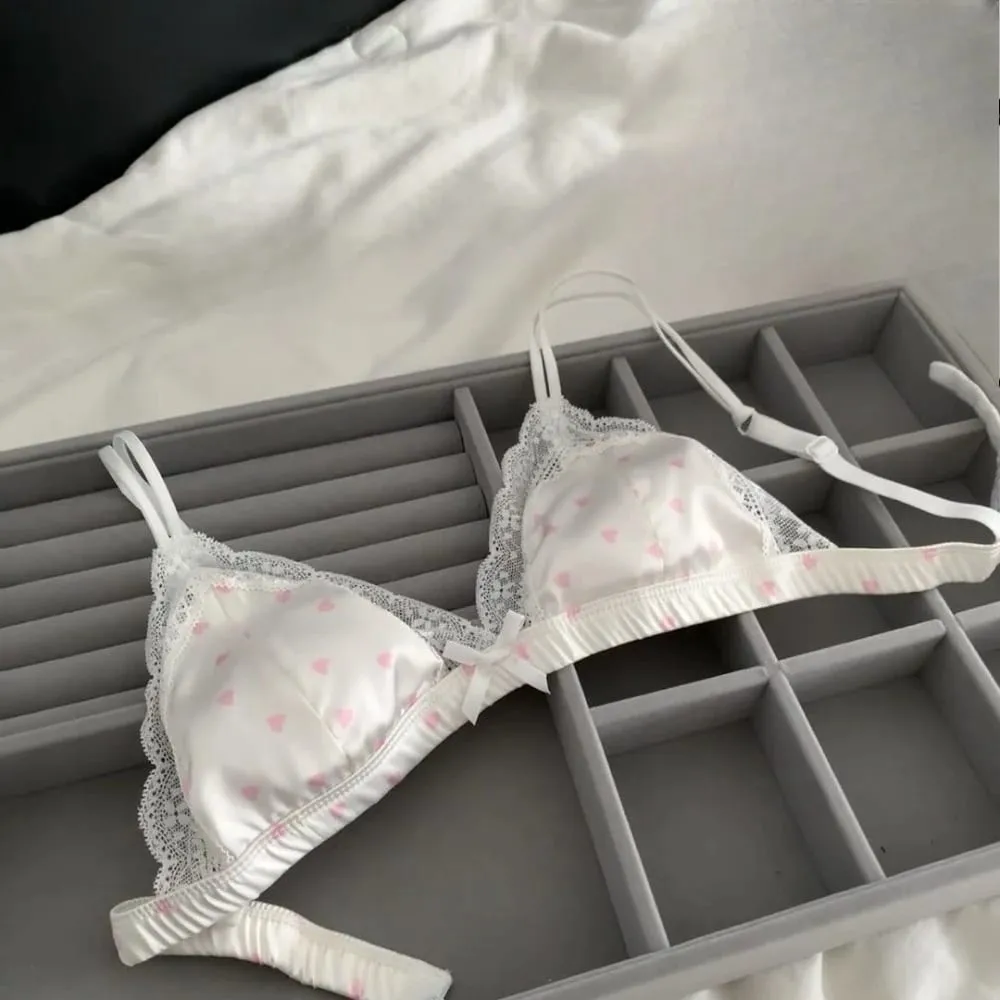 セクシーな Új francia stílusú szatén csipke melltartó bugyi szett vezeték nélküli vékony háromszög kupa édes fehérnemű kis mellű fiatal hölgyeknek 32-38 méret