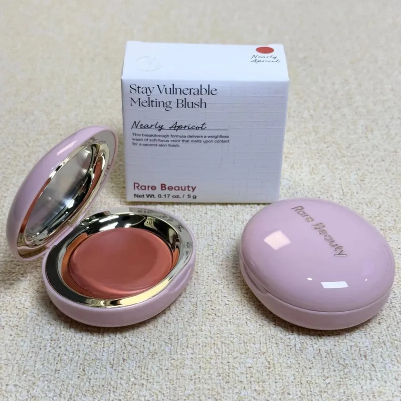 Rare Beauty Liquid Blush Natural Glow αναμειγνύεται εύκολα ενώ το Velvet Blush Stick αδιάβροχο, ανθεκτικό στον ιδρώτα, ελαφρύ μακρύ μακιγιάζ