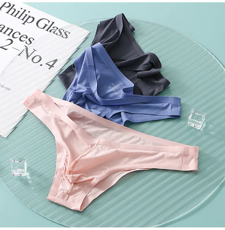 Intimo da uomo a triangolo piccolo a mezza anca a vita bassa sexy da uomo giovane slip senza cuciture in seta di ghiaccio mutandine estive leggere e traspiranti