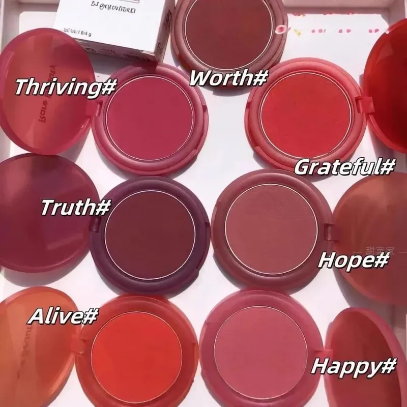 Rare Beauty Liquid Blush Natural Glow αναμειγνύεται εύκολα ενώ το Velvet Blush Stick αδιάβροχο, ανθεκτικό στον ιδρώτα, ελαφρύ μακρύ μακιγιάζ