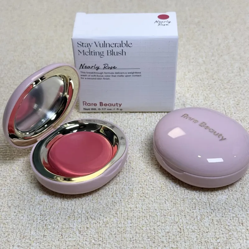 Rare Beauty Liquid Blush Natural Glow αναμειγνύεται εύκολα ενώ το Velvet Blush Stick αδιάβροχο, ανθεκτικό στον ιδρώτα, ελαφρύ μακρύ μακιγιάζ