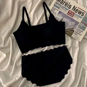 Set reggiseno e slip senza cuciture con bordo smerlato per le donne Set intimo confortevole senza fili delicato sulla pelle Sottobicchiere intimo staccabile