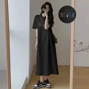 Abito estivo oversize da donna lungo a maglietta, girocollo bianco, lettera a colori, stampa MAI, maxi abito casual con spacco laterale